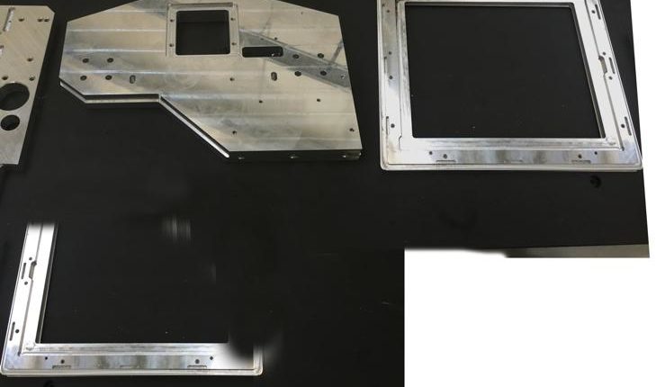 Piastra 800x800 sp. 30mm con lavorazioni su piano verticale